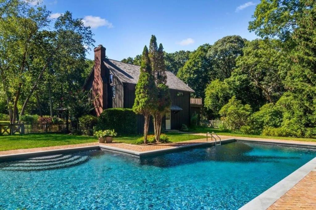 Gambar di galeri bagi Historic Home with Pool in Westhampton di Westhampton