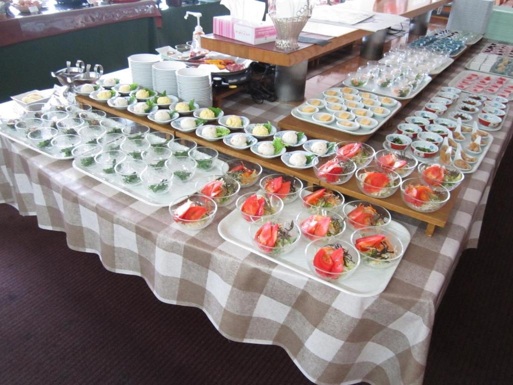 昆布町にあるYusenkaku - Vacation STAY 92615vのたくさんの食べ物の皿が置かれたテーブル