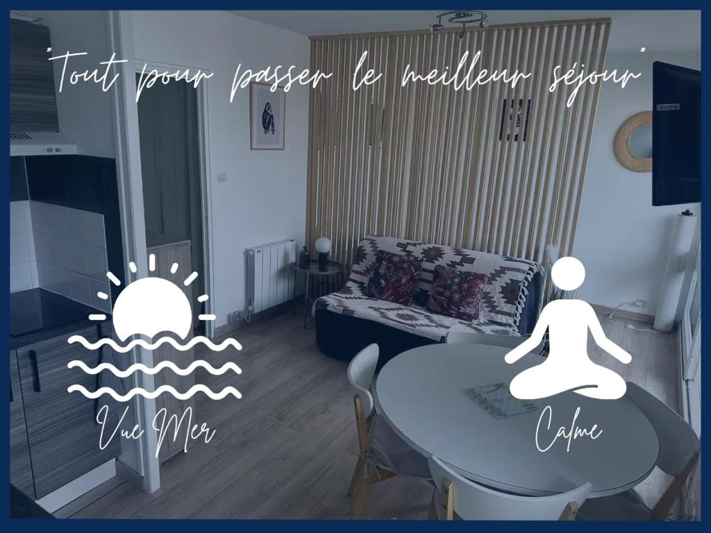 un salon avec une table et un canapé dans l'établissement Magnifique Vue à 2 pas de la plage, à Saint-Hilaire-de-Riez