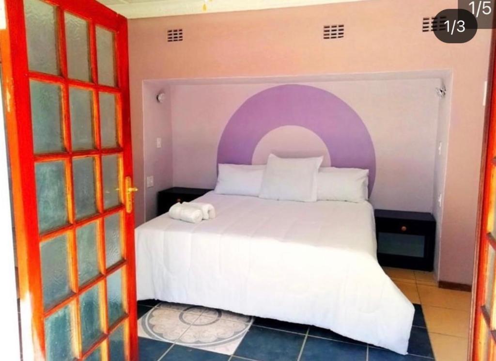 Rúm í herbergi á Ankuweni Guest house