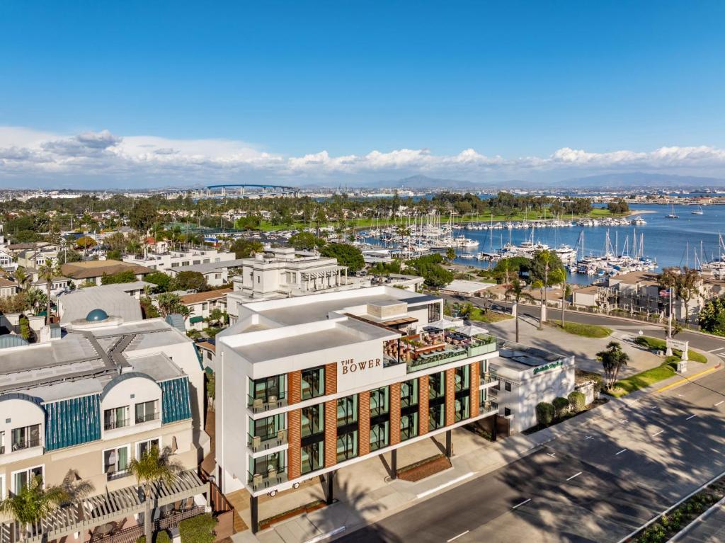 una vista aérea de una ciudad con puerto deportivo en The Bower Coronado, en San Diego