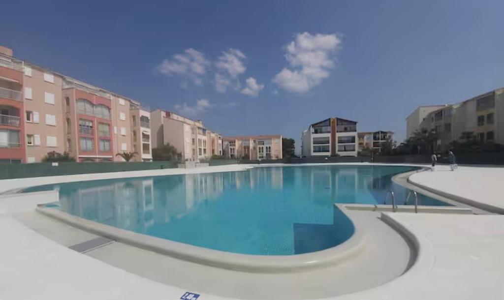 - une grande piscine dans un complexe d'appartements dans l'établissement Le Lagon Bleu, à Fréjus