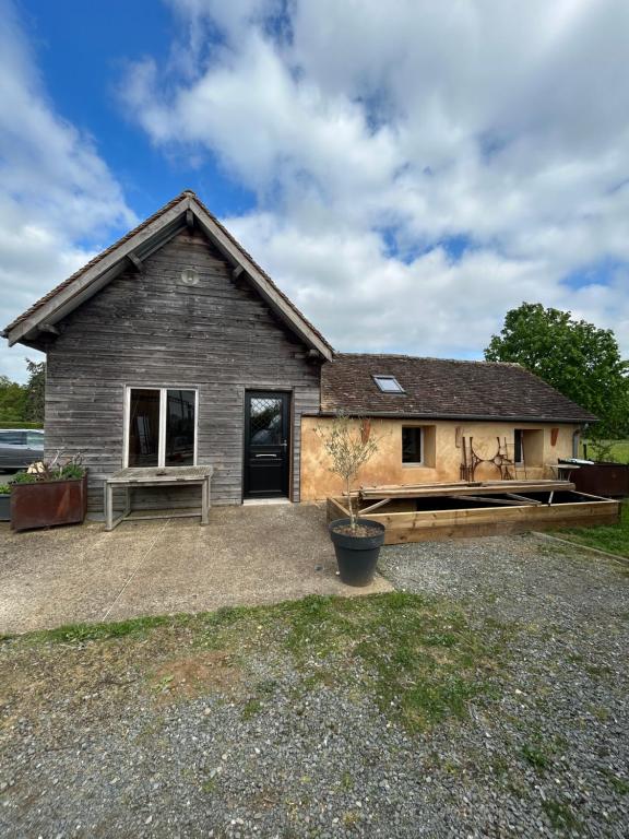 une maison avec une grande cour devant elle dans l'établissement La Petite Maison, à La Celle-sous-Gouzon