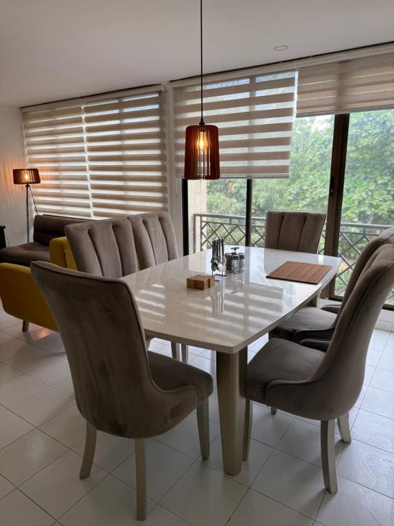 a dining room with a white table and chairs at A metros de las playas de Bello Horizonte y de Centro Comercial Zazue in Santa Marta