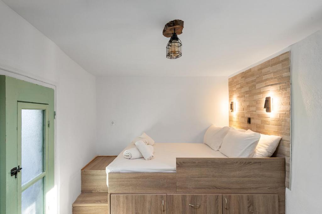 Postel nebo postele na pokoji v ubytování MANOS Small House Kouremenos