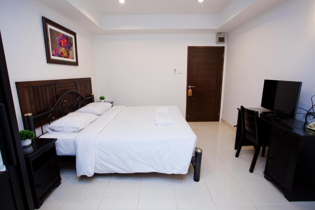 Una cama o camas en una habitación de Top Hostel (Top Mansion)