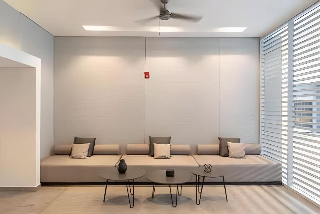 a bedroom with a large bed and a table at apartamento nuevo en el rodadero in Puerto de Gaira