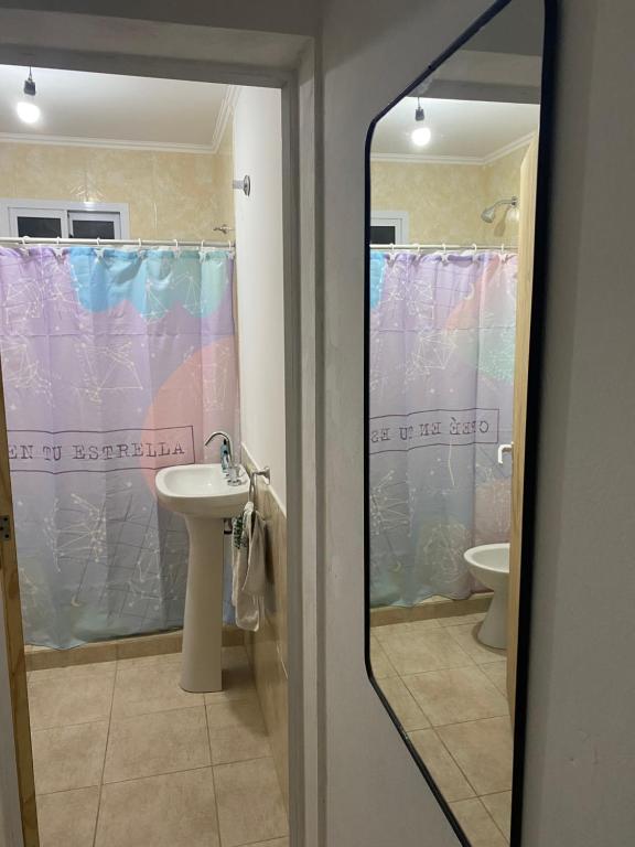 een badkamer met een wastafel en een douchegordijn bij Monoambiente cris in Colón
