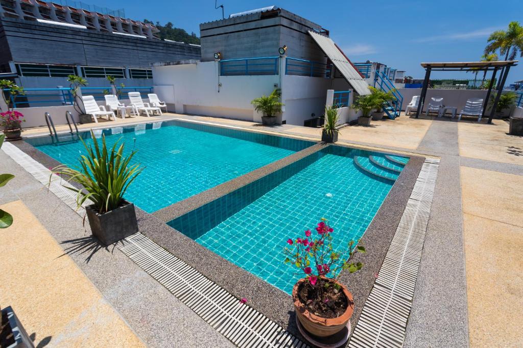 Bazén v ubytování Star House Patong nebo v jeho okolí
