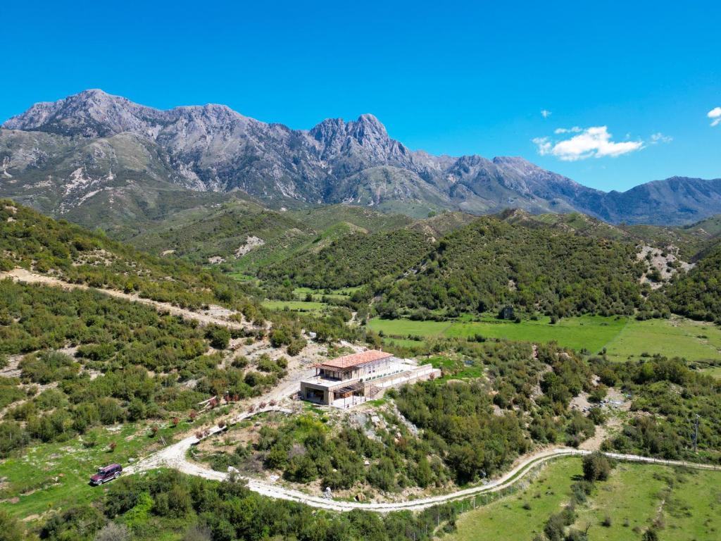 an aerial view of a house in the mountains at Oda Tozaj in Kallarat