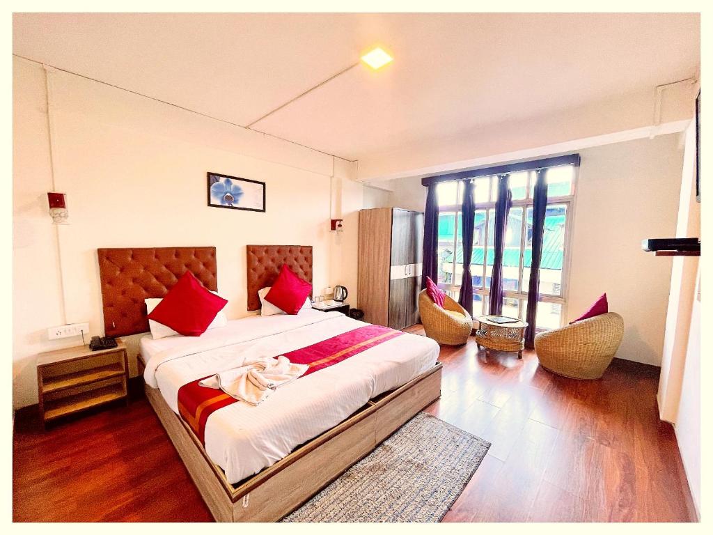 Postel nebo postele na pokoji v ubytování HOTEL LUXUARY R-B Near Near Railway station - Fully Air conditioned Rooms with Wifi-LIFT and Restaurant - A Top Rated Hotel