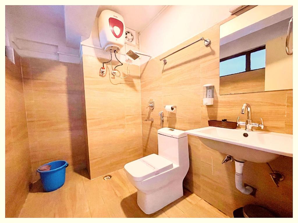 Koupelna v ubytování HOTEL LUXUARY R-B Near Near Railway station - Fully Air conditioned Rooms with Wifi-LIFT and Restaurant - A Top Rated Hotel