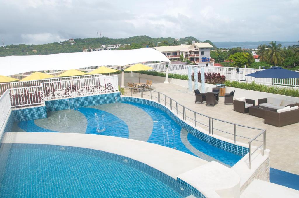 Bazén v ubytování Azalea Hotels & Residences Boracay nebo v jeho okolí