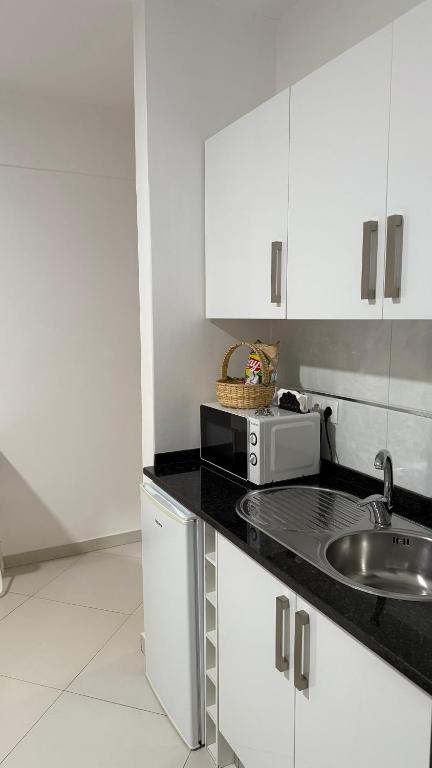 Kuchyň nebo kuchyňský kout v ubytování Urban Praia Maria - ApartHotel