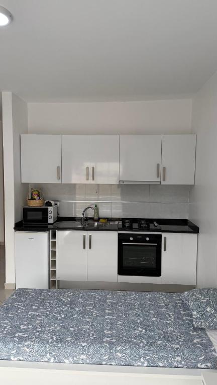 Kuchyň nebo kuchyňský kout v ubytování Urban Praia Maria - ApartHotel