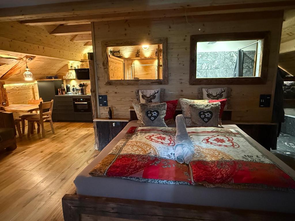 Postel nebo postele na pokoji v ubytování Bergromantik Ferienwohnung Charisma