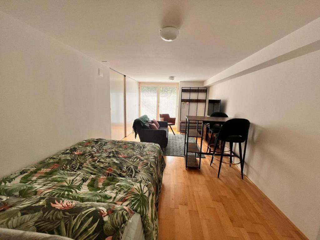 Studio 57 - two bus stops or 15 minutes walking distance to ESC event