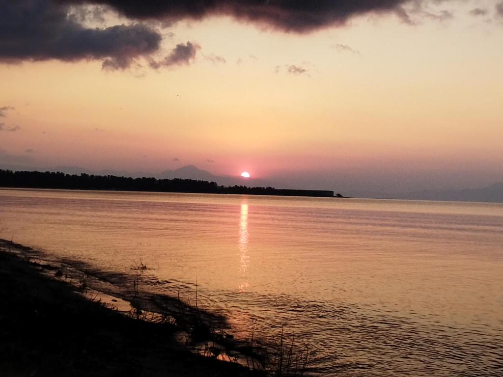 高島市にある臨湖荘の水面に沈む夕日