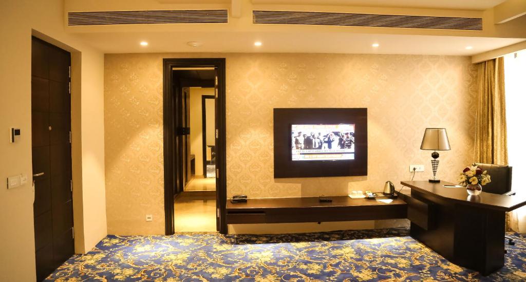 TV a/nebo společenská místnost v ubytování The Vivaan Hotel & Resorts Karnal