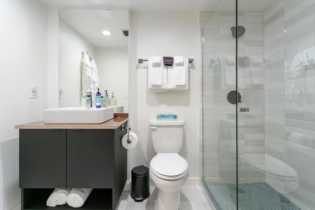 Koupelna v ubytování Hotel Leo