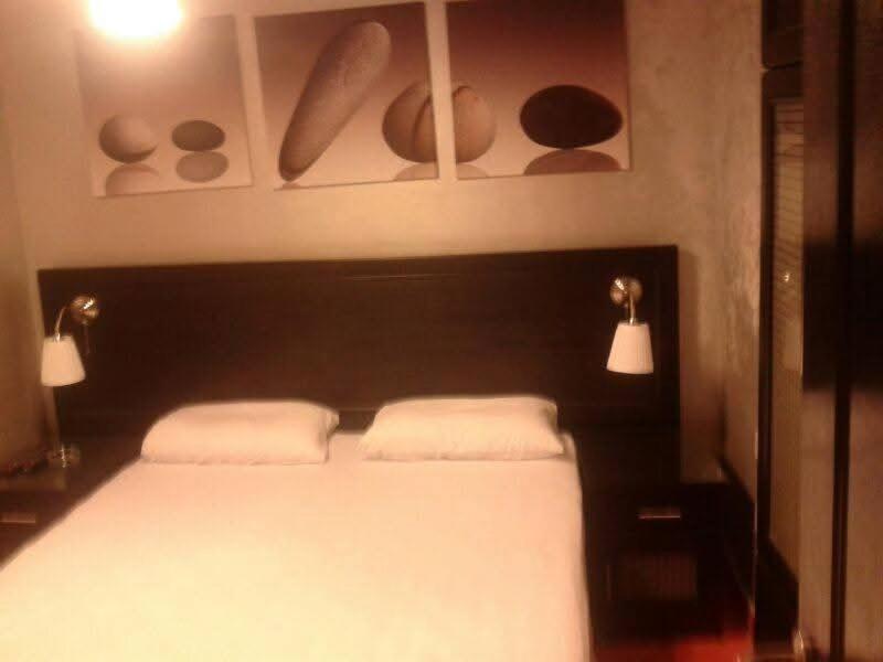 エル・アラメインにあるجولف بورتو ماريناのベッドルーム1室(大型ベッド1台、白い枕2つ付)