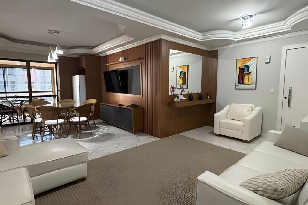 TV a/nebo společenská místnost v ubytování Apê amplo climatizado | Shopping e praia a 150m