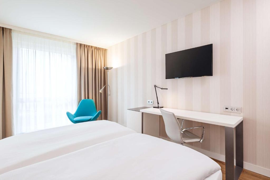 TV a/nebo společenská místnost v ubytování NH Berlin Alexanderplatz