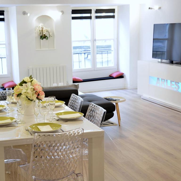 comedor con mesa y sillas y sala de estar en Arles' Haven - Le Loft du Centre, en Arles