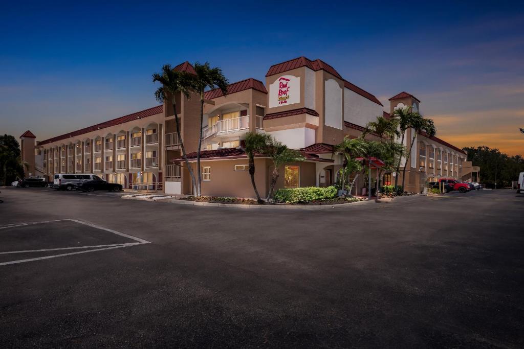 Red Roof Inn PLUS+ & Suites Naples Downtown-5th Ave S photo