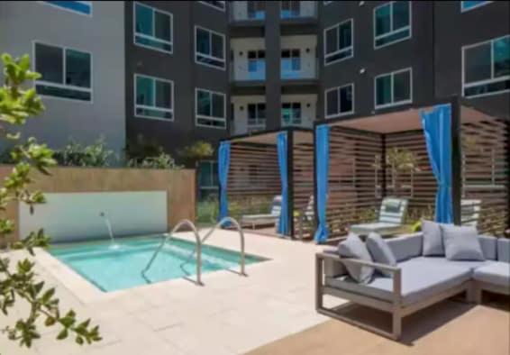 Hồ bơi trong/gần Cozy 2 Bedroom Apartment Near Disneyland and Anaheim Convention Center