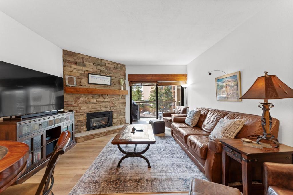 Una sala de estar con un sofá y una chimenea. en Mountainwood 201 by Summit County Mountain Retreats, en Breckenridge