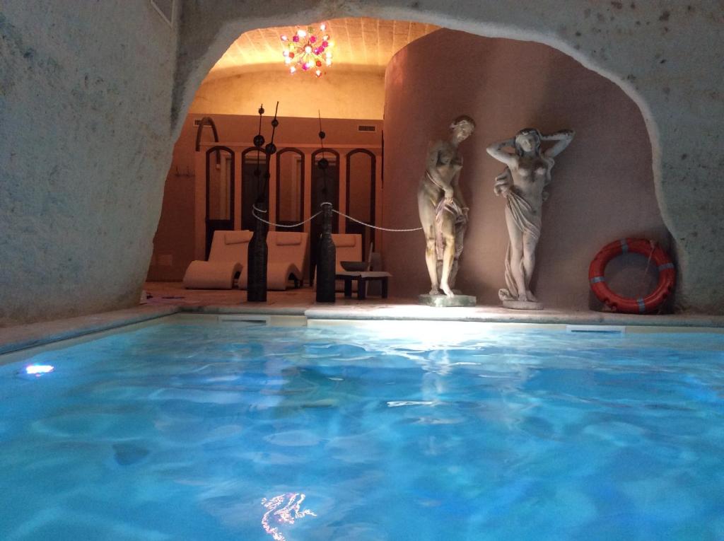 Bazén v ubytování Hotel Masseria Fortificata Donnaloia nebo v jeho okolí