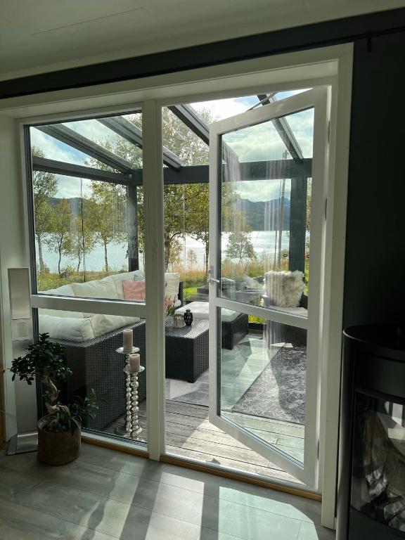 eine offene Glasschiebetür in einem Wohnzimmer in der Unterkunft Lofoten and Vesterålen Kveldro in Myrland
