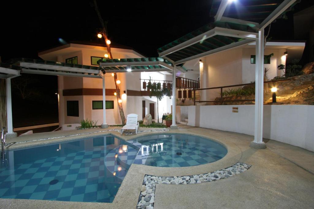 Bazén v ubytování Coron Hilltop View Resort nebo v jeho okolí