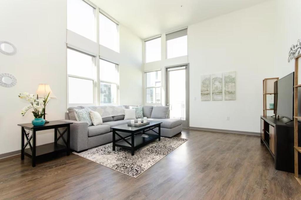 Χώρος καθιστικού στο Charming 3 Bedroom Apartment with Pool Near San Diego Convention Center