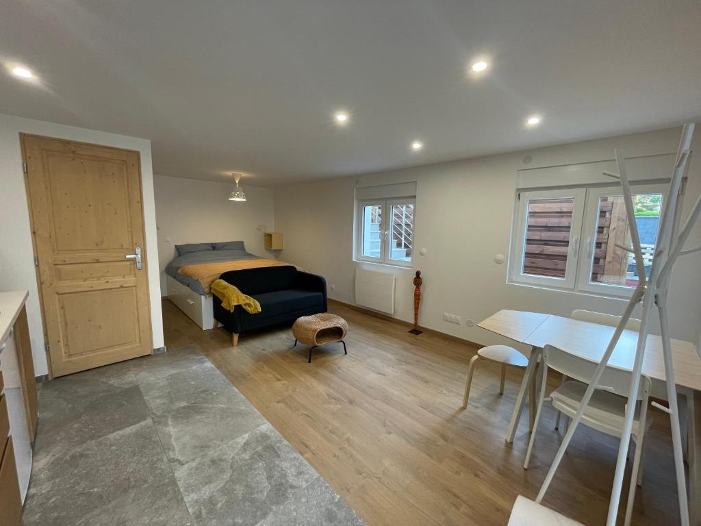 a bedroom with a bed and a table and a desk at Cozy Studio in a central and quiet area near Basel in Saint-Louis