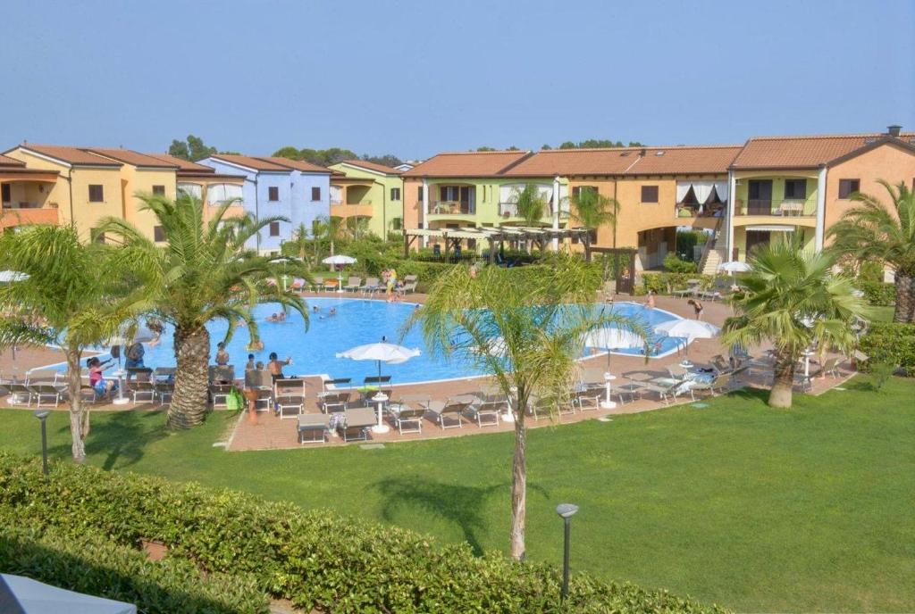 una vista de la piscina en un resort en Casa vacanze Le Dune, en Policoro