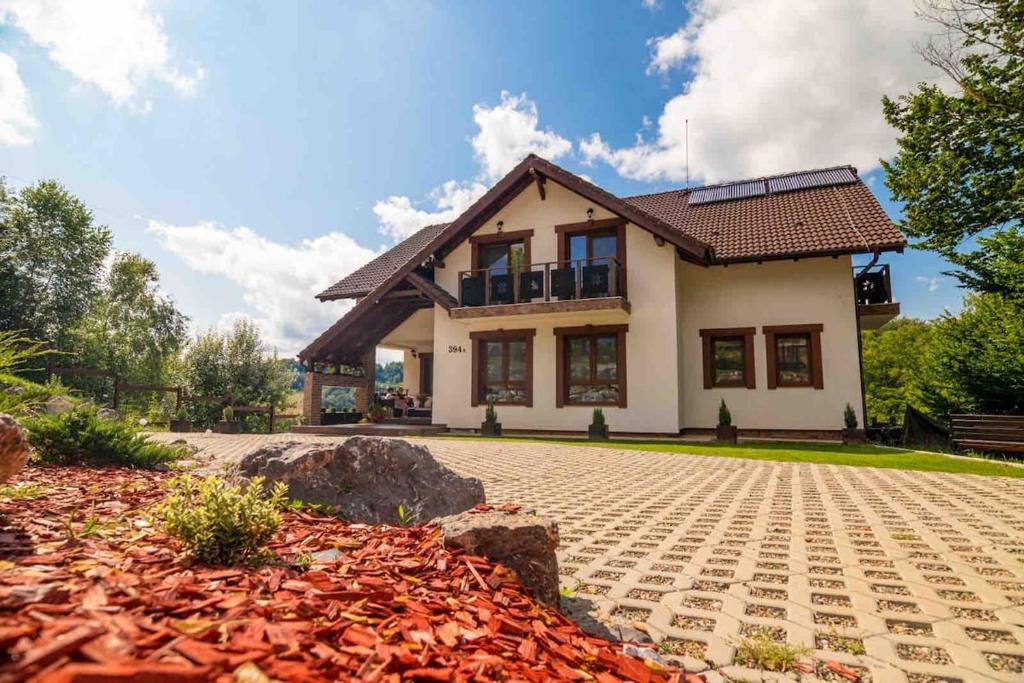 Una casa con un camino de piedra al frente. en Gradina cu Soare, en Fundătura