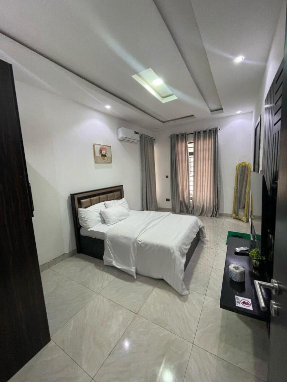 Postel nebo postele na pokoji v ubytování 3 bedroom luxury apt with pool and gym in Ikeja GRA