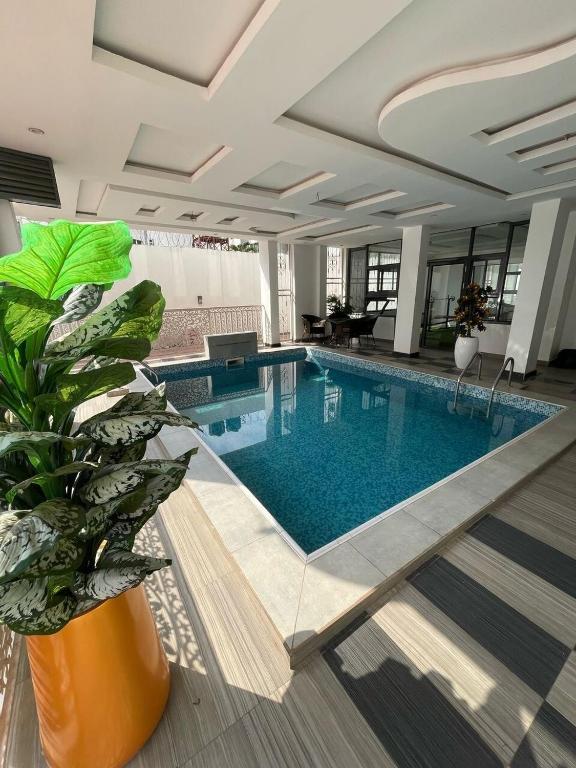 Bazén v ubytování 3 bedroom luxury apt with pool and gym in Ikeja GRA nebo v jeho okolí