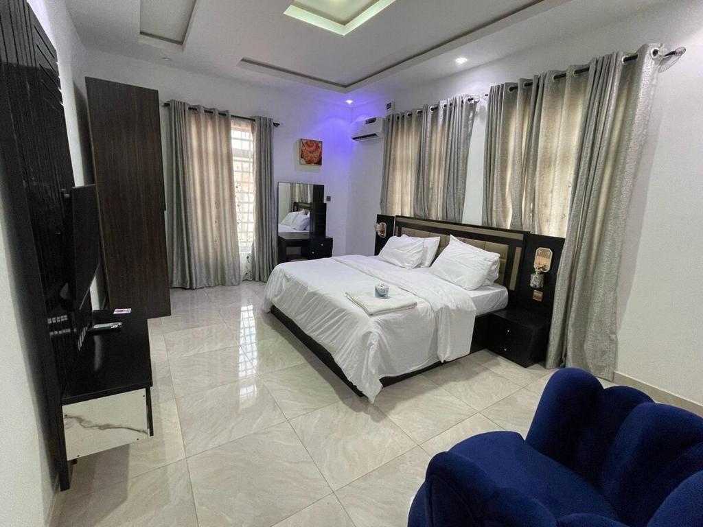 Postel nebo postele na pokoji v ubytování 3 bedroom luxury apt with pool and gym in Ikeja GRA