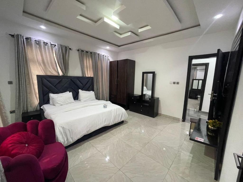 Postel nebo postele na pokoji v ubytování 3 bedroom luxury apt with pool and gym in Ikeja GRA