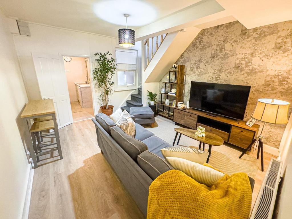 ロンドンにある3 bedroom house easy central accessのソファとテレビのあるリビングルーム