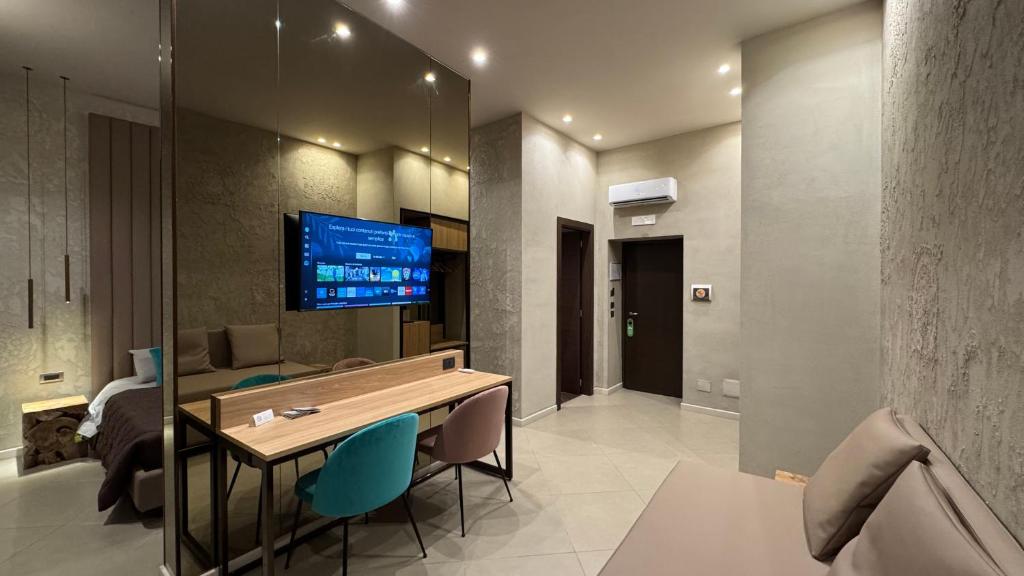 Televízia a/alebo spoločenská miestnosť v ubytovaní Tropicana Room