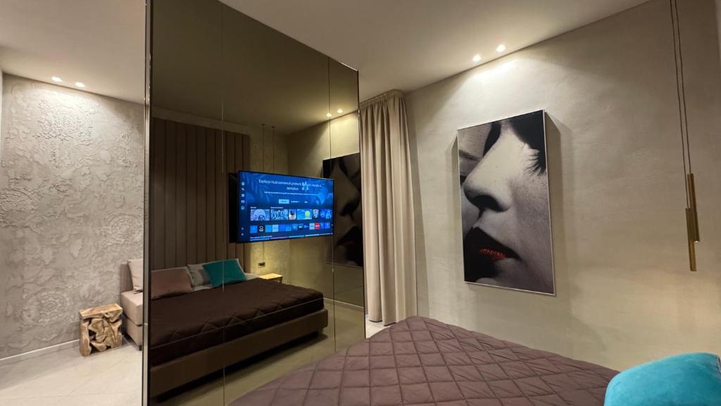 Televízia a/alebo spoločenská miestnosť v ubytovaní Tropicana Room