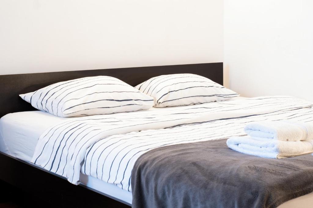 Ένα ή περισσότερα κρεβάτια σε δωμάτιο στο Spacious Old-School Condo in Maksimir