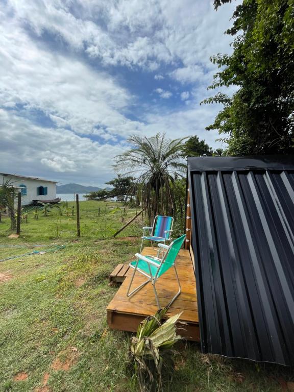 een stoel op een terras naast een huis bij Smart camping Caçandoca in Ubatuba