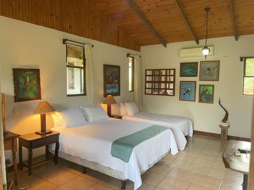 Postel nebo postele na pokoji v ubytování Kakao Lodge & Garden Río Celeste