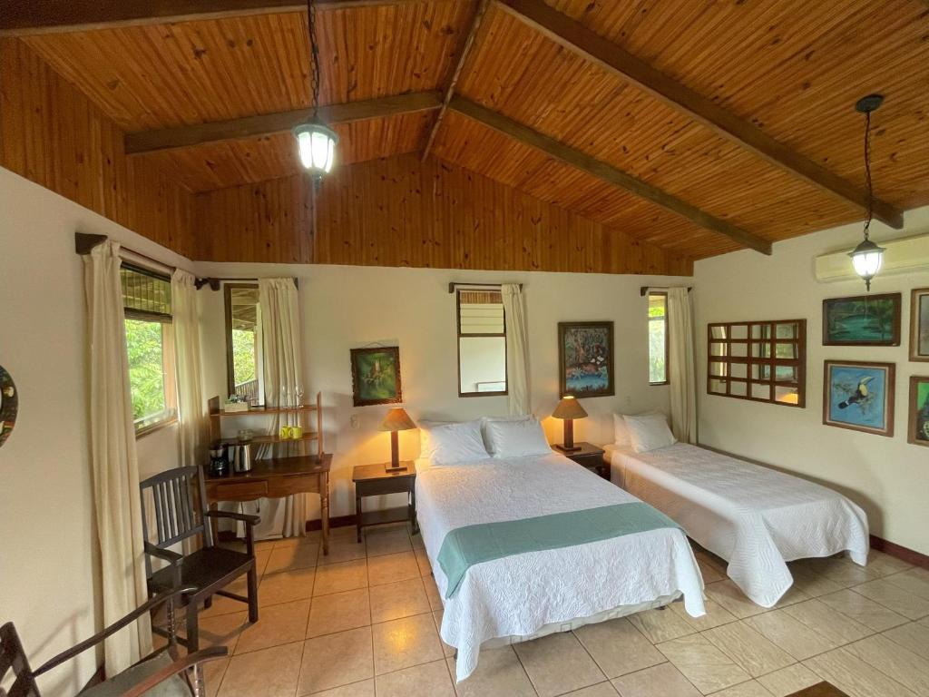 Postel nebo postele na pokoji v ubytování Kakao Lodge & Garden Río Celeste
