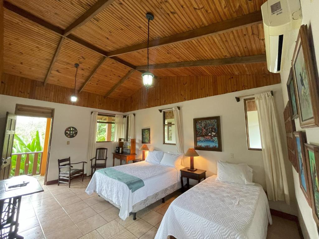 Postel nebo postele na pokoji v ubytování Kakao Lodge & Garden Río Celeste
